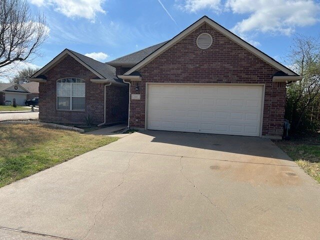 201 Willow St in Crowley, TX - Building Photo - Building Photo