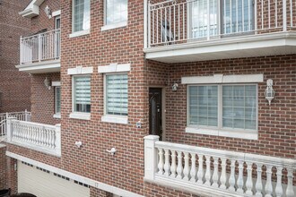 11-17 W Washington Pl in Palisades Park, NJ - Foto de edificio - Building Photo