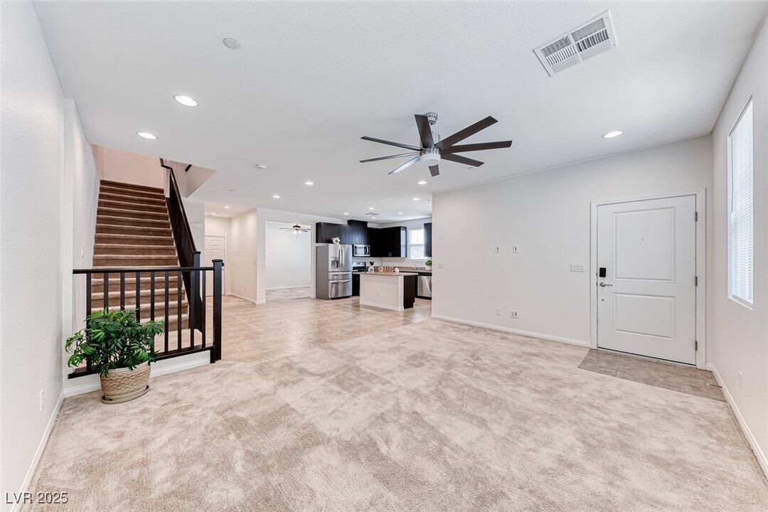 1024 Via Panfilo Ave in Henderson, NV - Building Photo