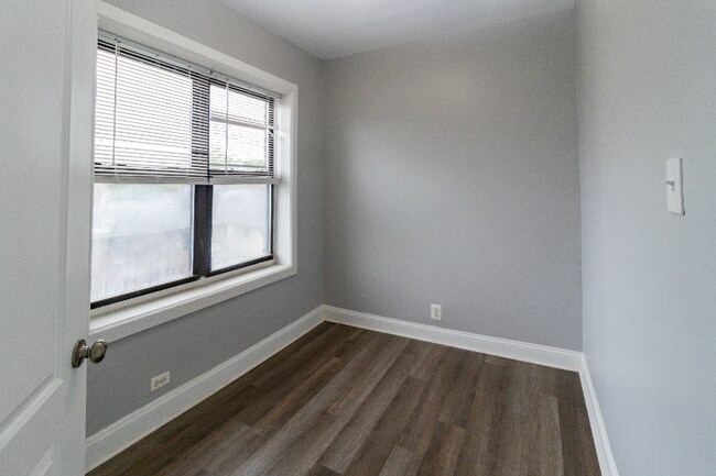6916 S Clyde Ave in Chicago, IL - Building Photo - Building Photo