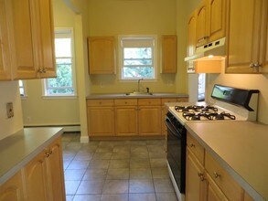558 Riverside Ave-Unit -1 in Medford, MA - Foto de edificio - Building Photo
