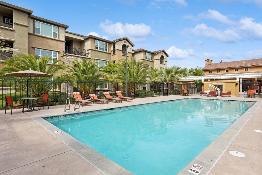 The Landing at College Square in Sacramento, CA - Building Photo