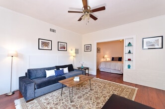 1997 Pinehurst Rd, Unit 1997 Pinehurst Road in Los Angeles, CA - Foto de edificio - Building Photo