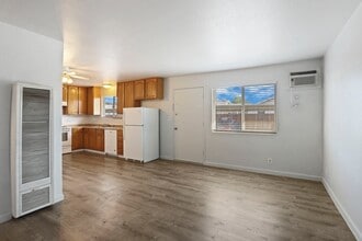 111 N Walnut Ave in Manteca, CA - Building Photo - Building Photo