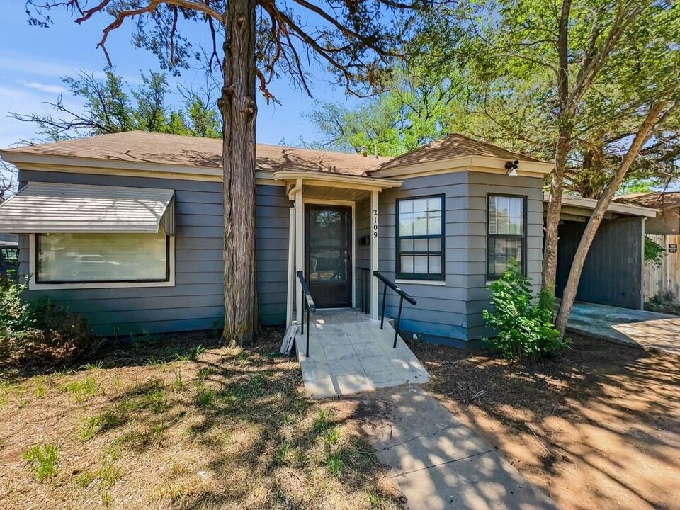 2109 30th St in Lubbock, TX - Building Photo