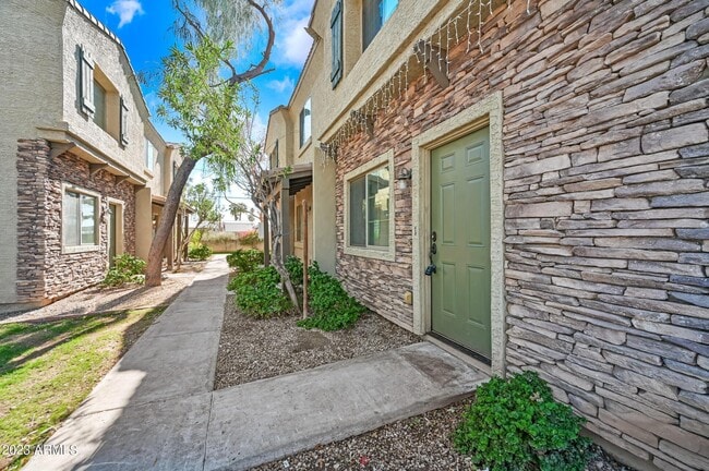 property at 2419 W Vista Ave