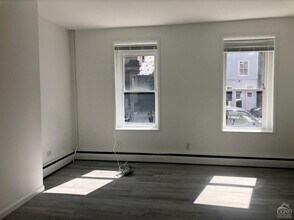 324 Warren St in Hudson, NY - Building Photo - Building Photo