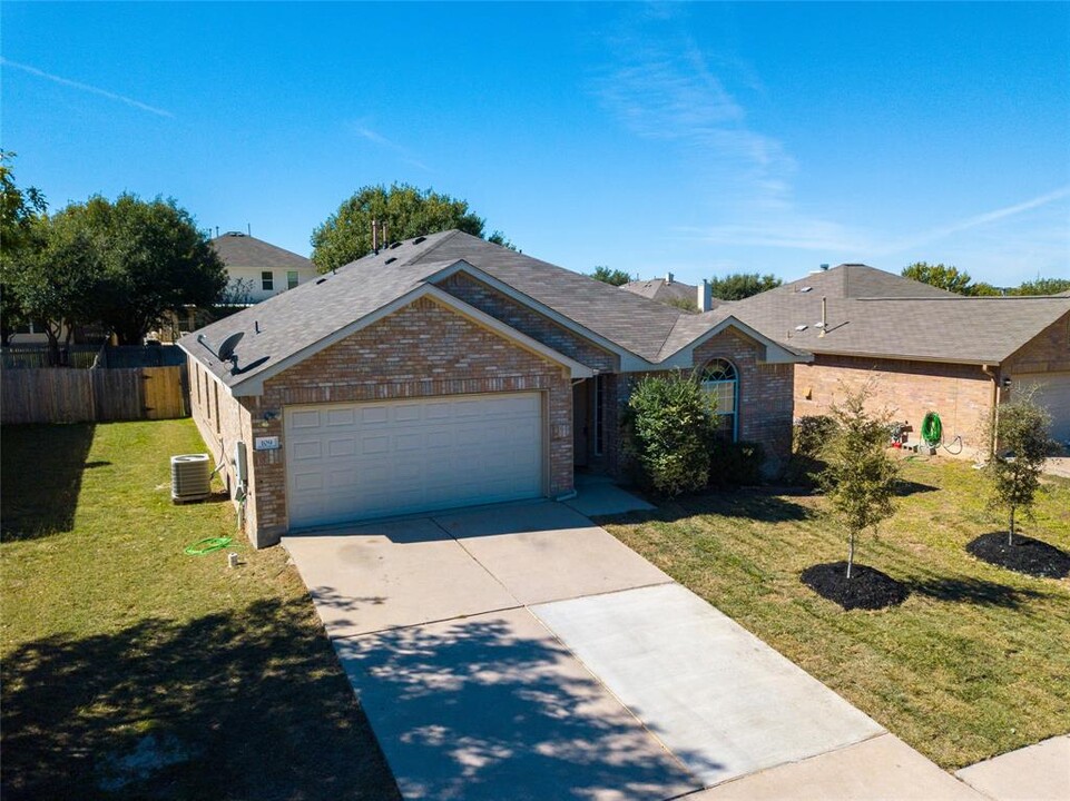 109 Fossil Trail in Leander, TX - Foto de edificio