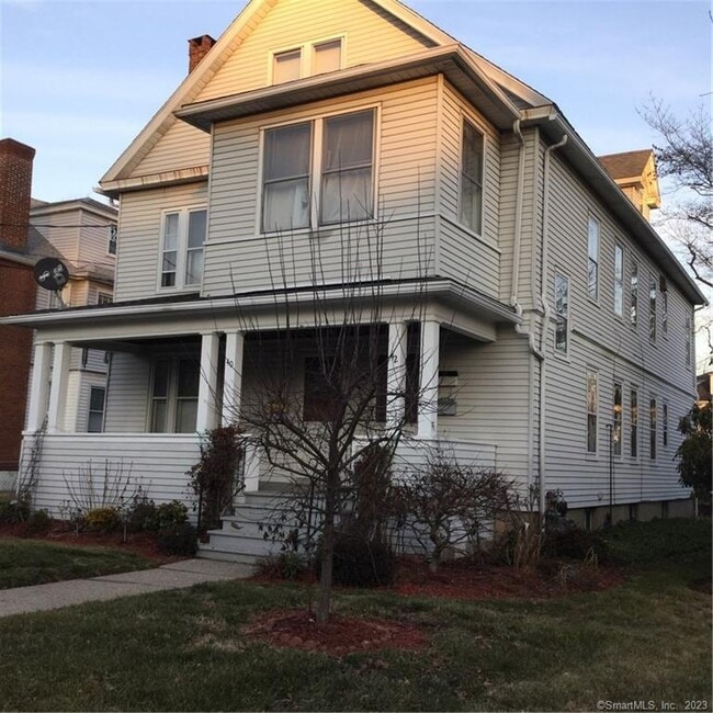 42 Quaker Ln S
