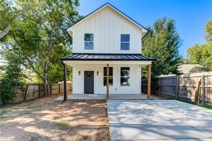 11 E Obryant St in Bellville, TX - Building Photo