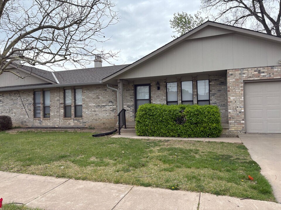 8502 E Parkmont Dr in Wichita, KS - Building Photo