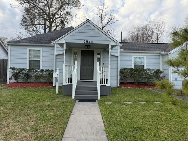 property at 2044 Des Jardines St