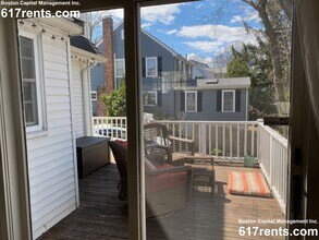 22 Cleveland Rd, Unit 1 in Wellesley, MA - Foto de edificio - Building Photo