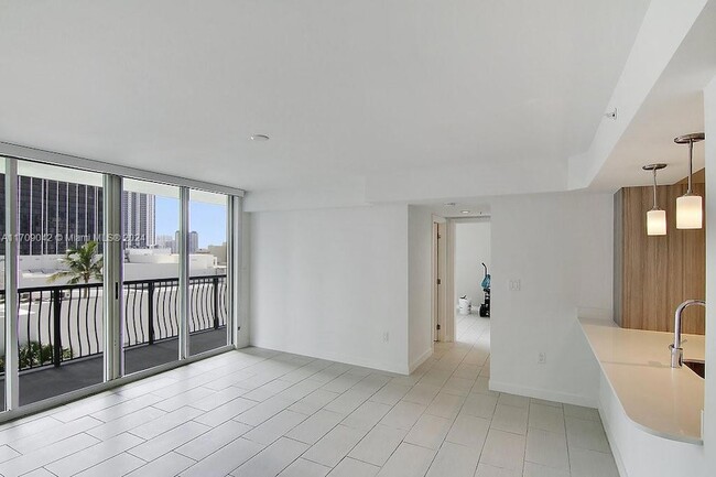 1756 N Bayshore Dr, Unit 17O in Miami, FL - Foto de edificio - Building Photo