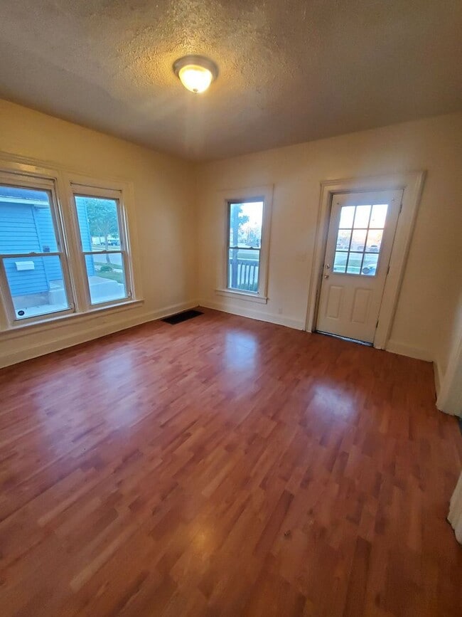 821-823 Grand Ave.