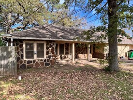 228 Wall Dr in Palestine, TX - Building Photo