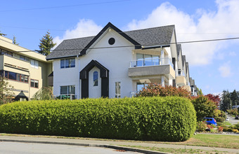 15303-15311 Roper Ave in White Rock, BC - Building Photo - Building Photo