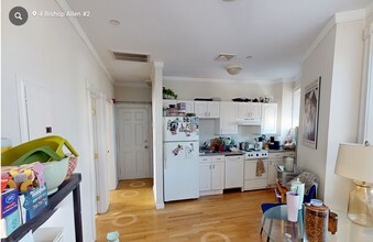 4 Bishop Allen Dr, Unit 2 in Cambridge, MA - Foto de edificio - Building Photo