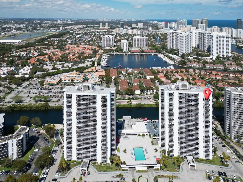 3675 N Country Club Dr in Aventura, FL - Building Photo