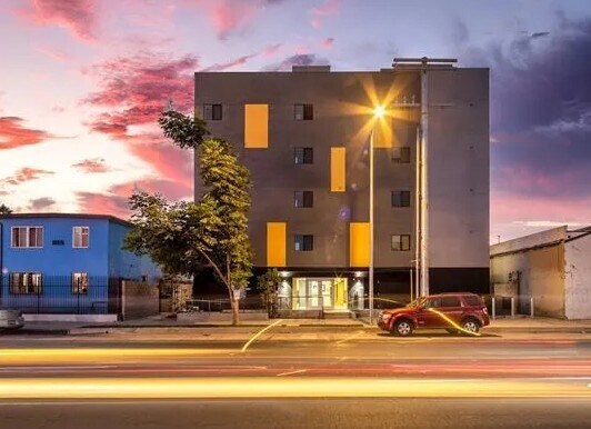 Avalon in Los Angeles, CA - Foto de edificio