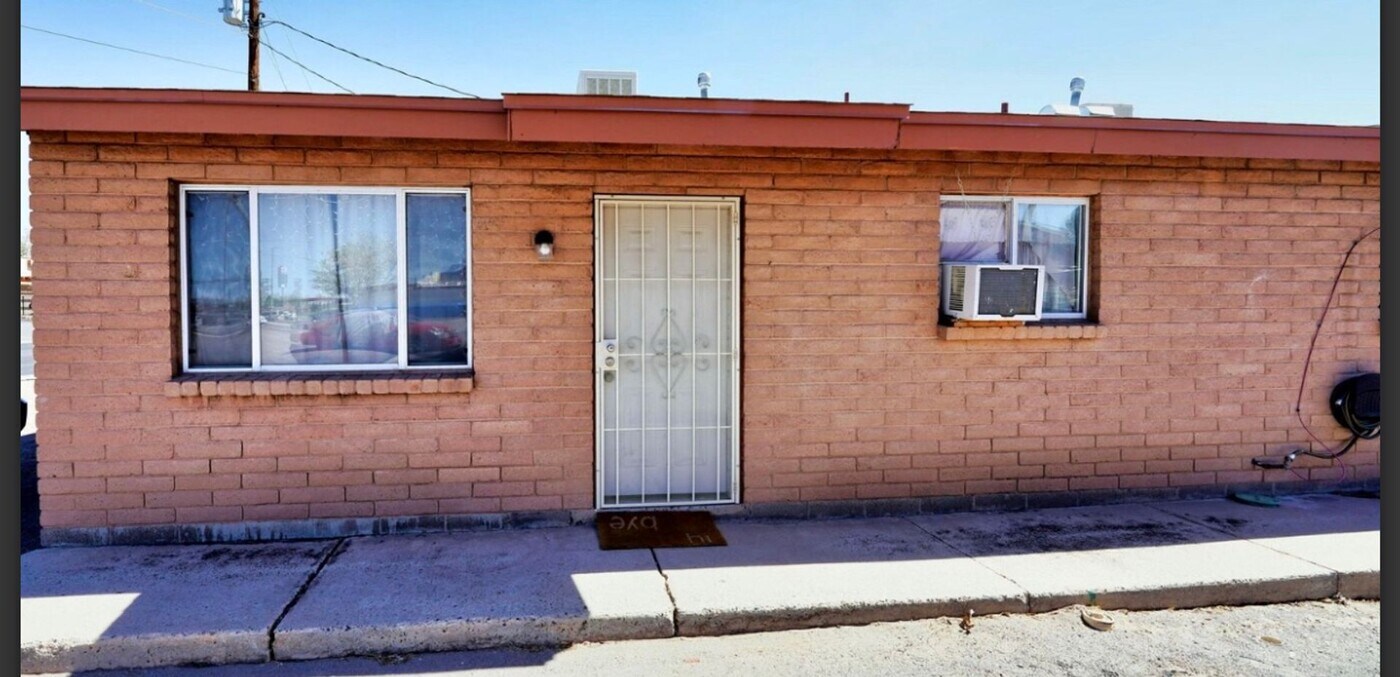 518 E Boutz Rd in Las Cruces, NM - Building Photo