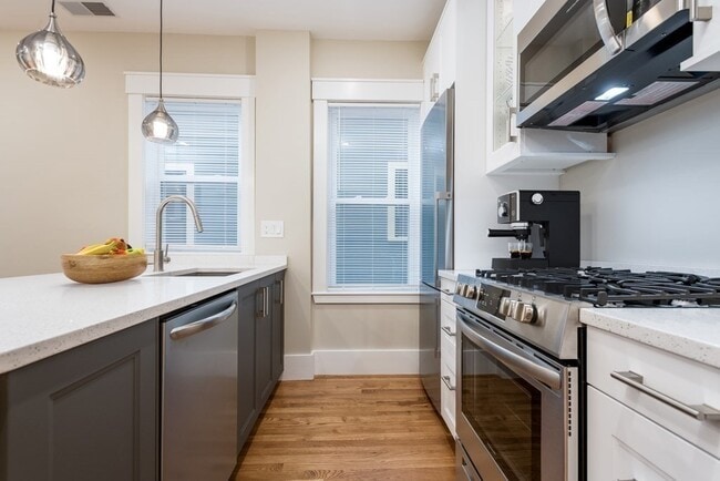 23 Howard St, Unit 2 in Cambridge, MA - Foto de edificio - Building Photo