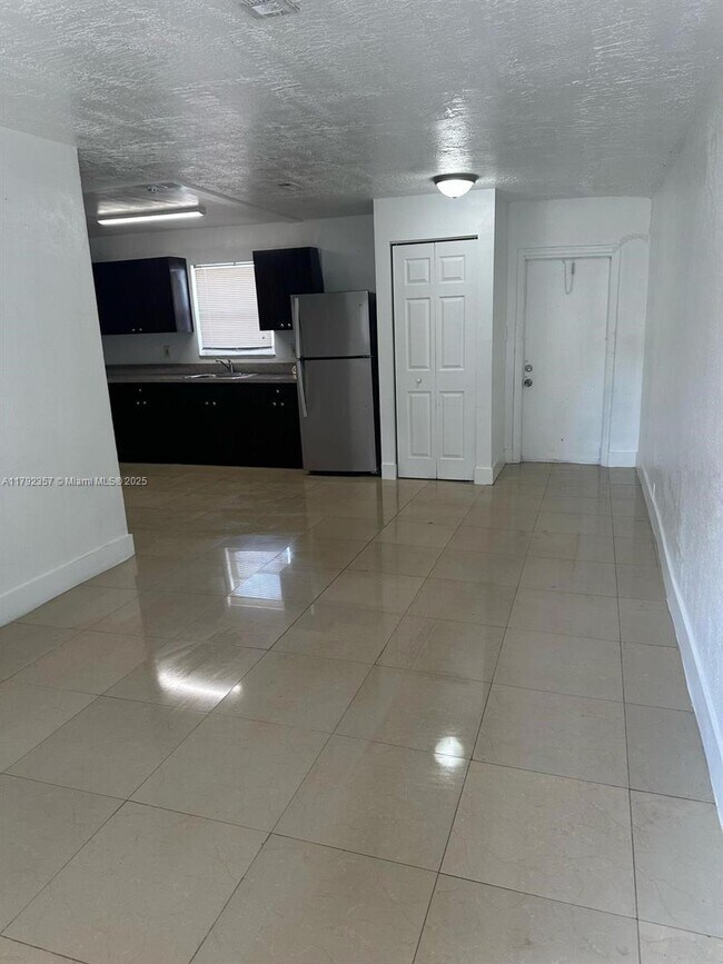 2841 NW 13th Ct in Fort Lauderdale, FL - Building Photo - Building Photo