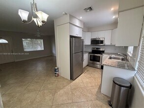 1061 NE 34th St in Oakland Park, FL - Building Photo - Building Photo