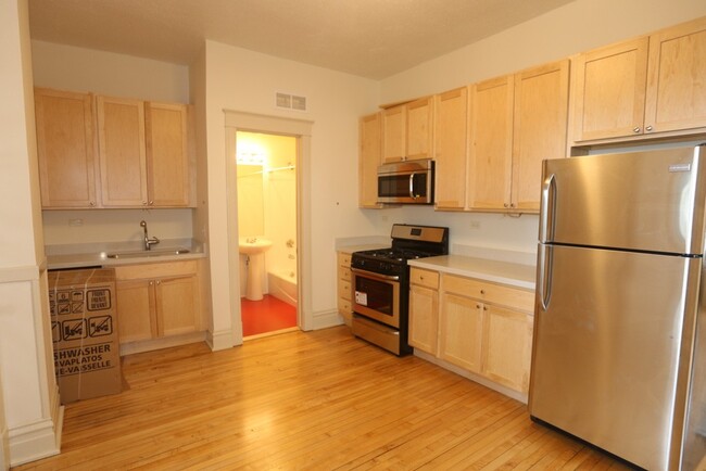 1935 W Berenice Ave, Unit A08K in Chicago, IL - Foto de edificio - Building Photo