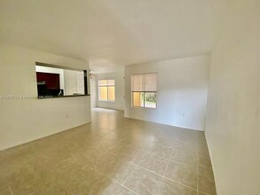 2460 NW 33rd St, Unit 1704 in Oakland Park, FL - Building Photo - Building Photo