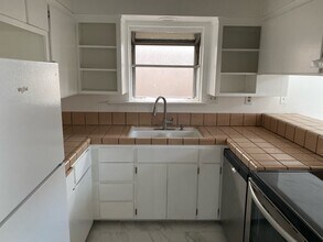 1030 Kaweah St in Hanford, CA - Foto de edificio - Building Photo