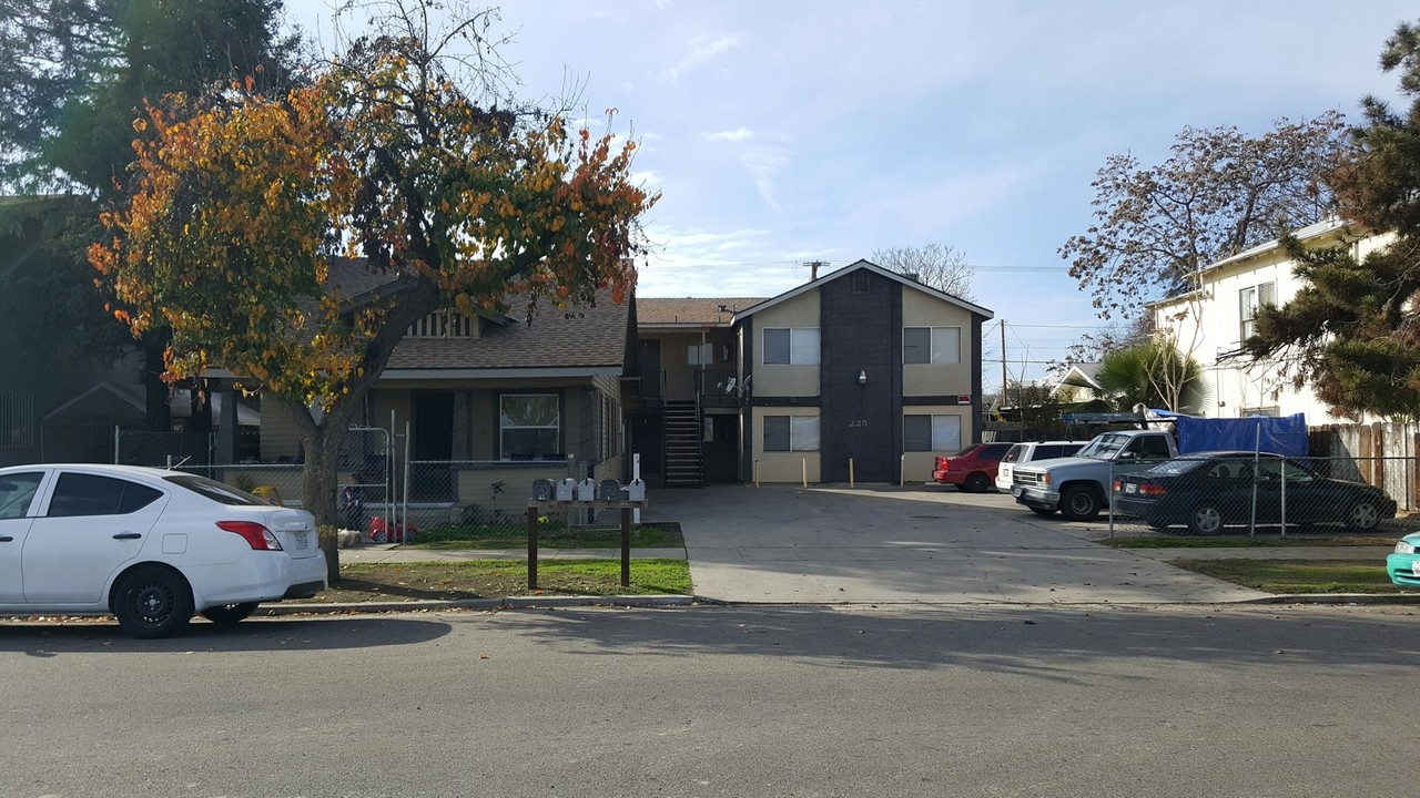 225-227 S I St in Tulare, CA - Building Photo