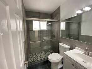 46 NW 44th St-Unit -46 in Miami, FL - Building Photo - Building Photo