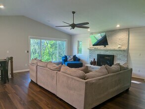 7802 Rollingwood W Dr in Columbia, MO - Foto de edificio - Building Photo