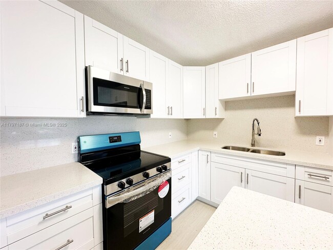 5958 NW 29th Pl in Sunrise, FL - Building Photo - Building Photo
