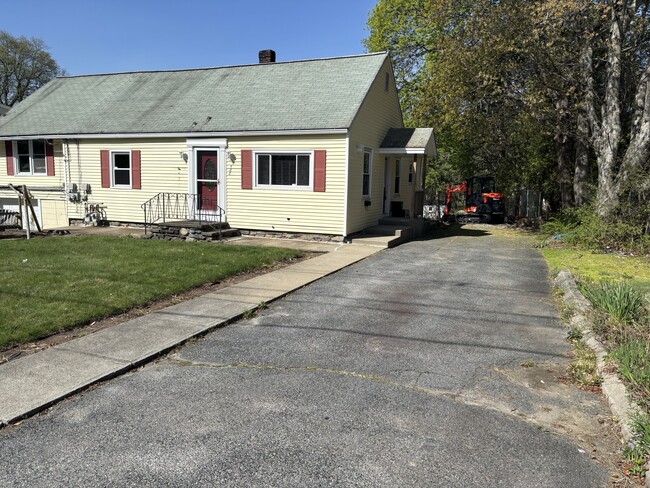 488 Massasoit Rd in Worcester, MA - Foto de edificio - Building Photo