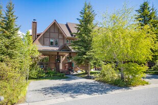 28 Fairholme Pl in Banff, AB - Building Photo