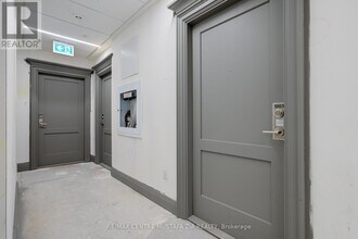 30 Elm Dr W in Mississauga, ON - Building Photo - Building Photo