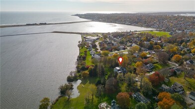 44 Bliss Mine Rd in Middletown, RI - Foto de edificio - Building Photo