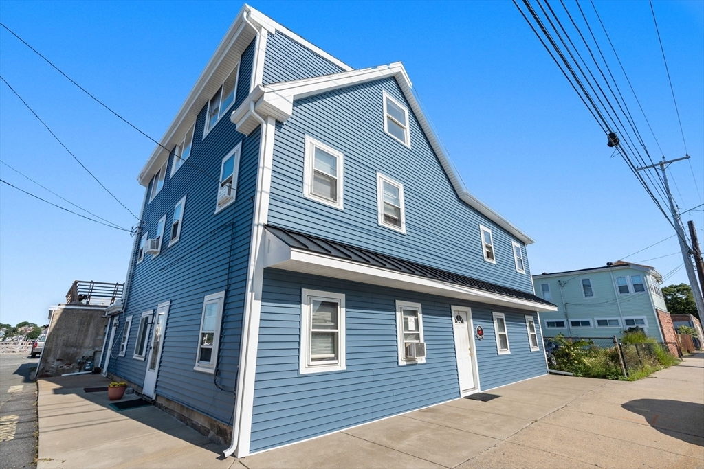 585 Shirley St in Winthrop, MA - Building Photo