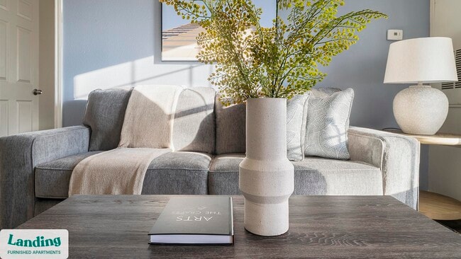 1215 W Slaughter Ln in Austin, TX - Foto de edificio - Building Photo