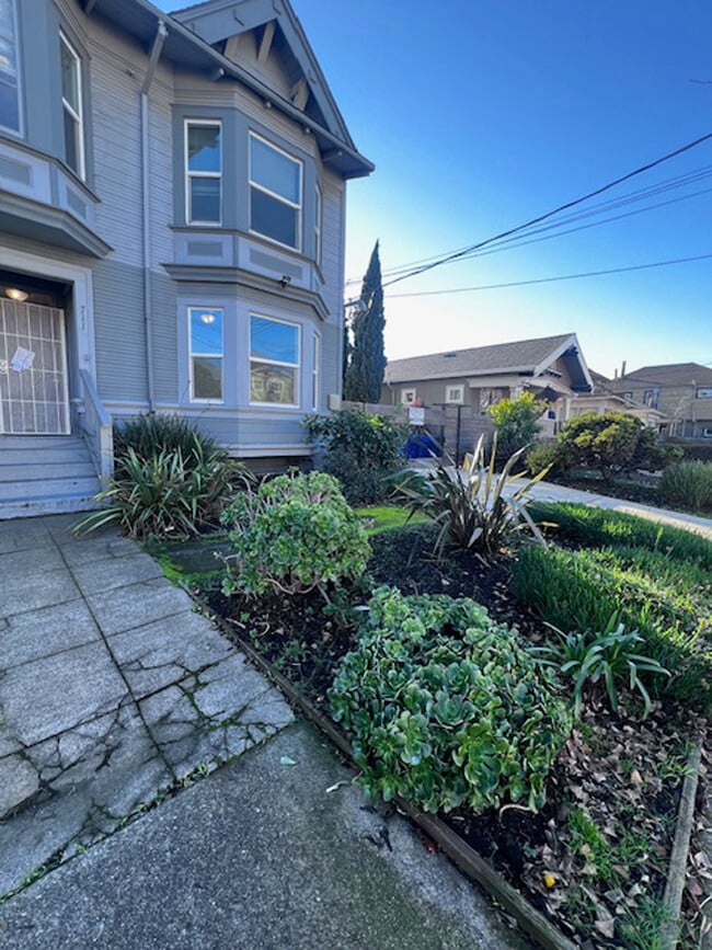 709 32nd St in Oakland, CA - Foto de edificio - Building Photo