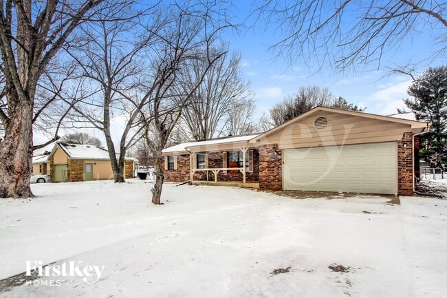 241 Summit Ridge Dr in Greenwood, IN - Foto de edificio - Building Photo