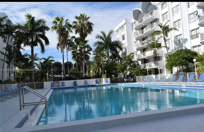 492 NW 165th Street Rd, Unit C216 in Miami, FL - Foto de edificio - Building Photo