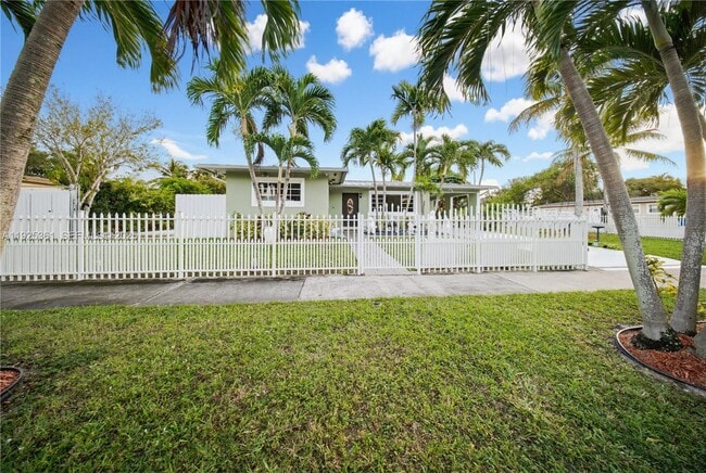 300 NE 175th St in North Miami Beach, FL - Building Photo - Building Photo