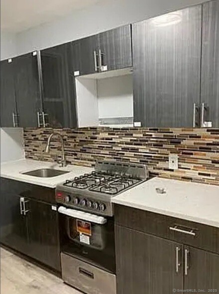 1322 Stratford Ave, Unit 5 in Bridgeport, CT - Building Photo