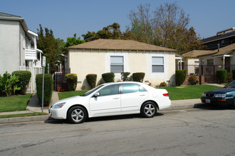 225 E Elmwood Ave in Burbank, CA - Building Photo - Building Photo