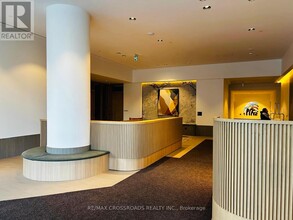 395 Square One Dr in Mississauga, ON - Building Photo - Building Photo