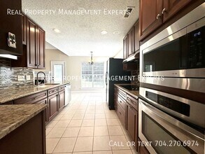 7915 Vermilion Dr in Charlotte, NC - Building Photo - Building Photo