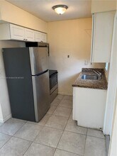 16020 NE 19th Ct in North Miami Beach, FL - Foto de edificio - Building Photo